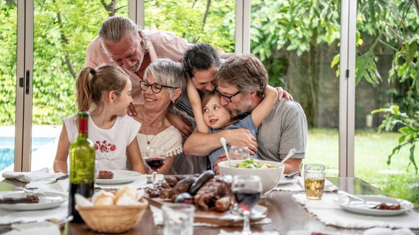 Familie beim gemeinsamen Abendessen